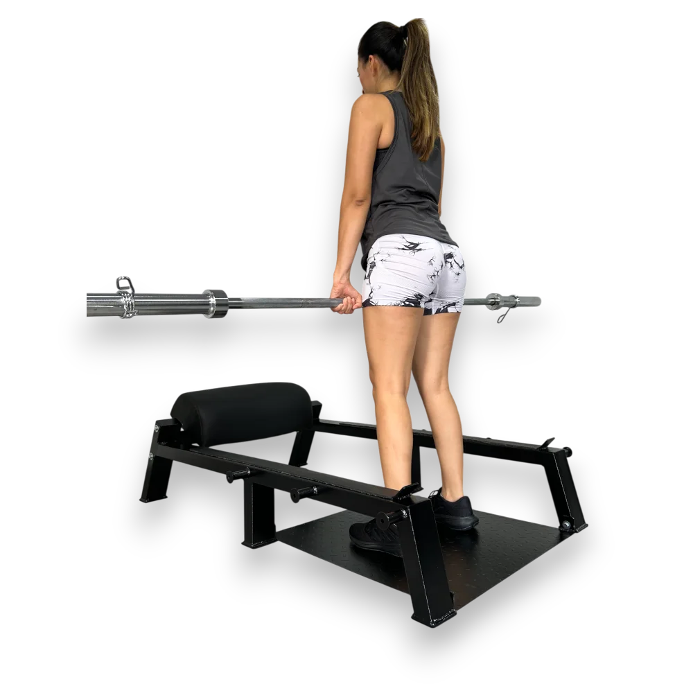 Persona realizando ejercicio peso muerto en el banco hip thrust Home Athletic